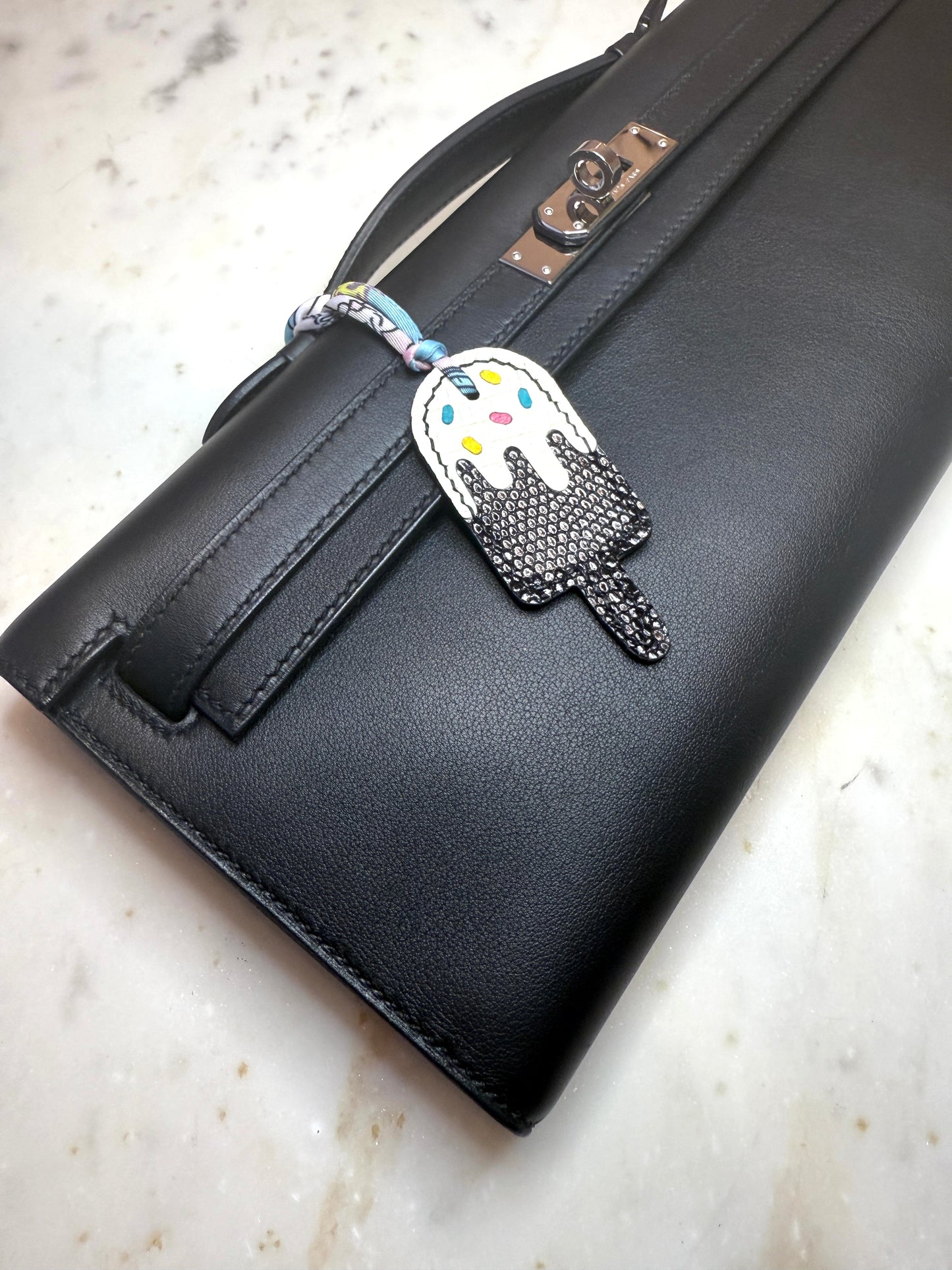 Popsicles lizard black and white