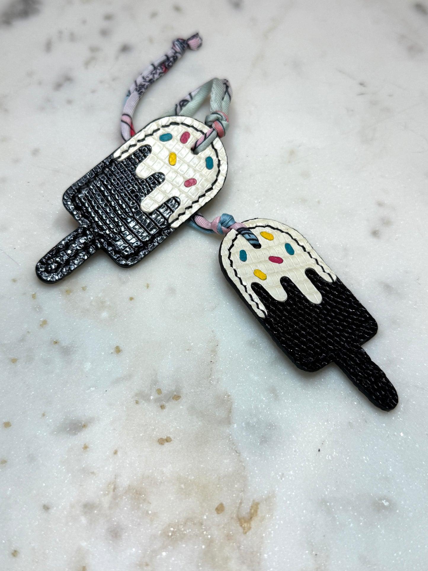 Popsicles lizard black and white