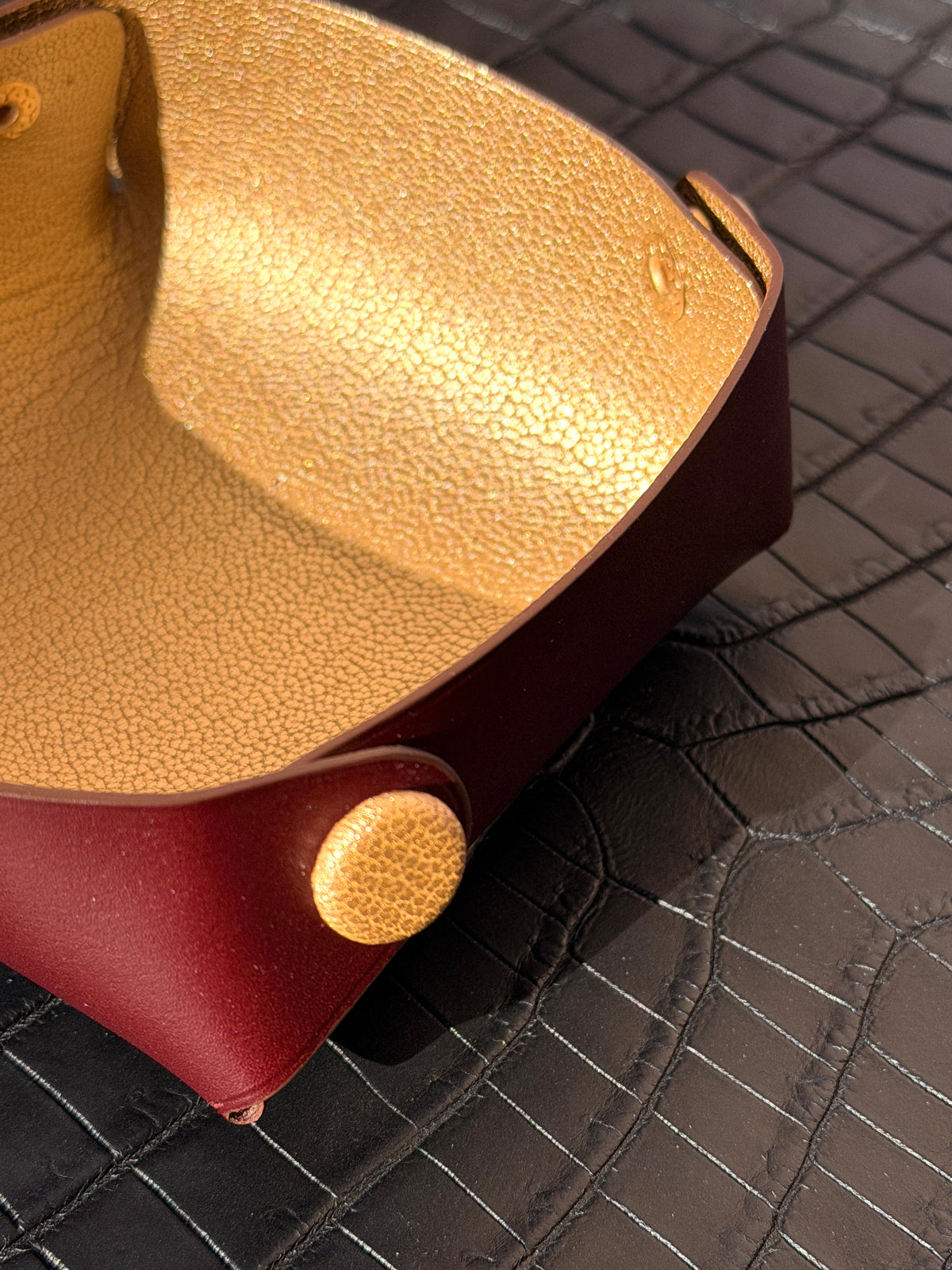 Horizon Snap Valet Cherry Box & Gold Goat Leather