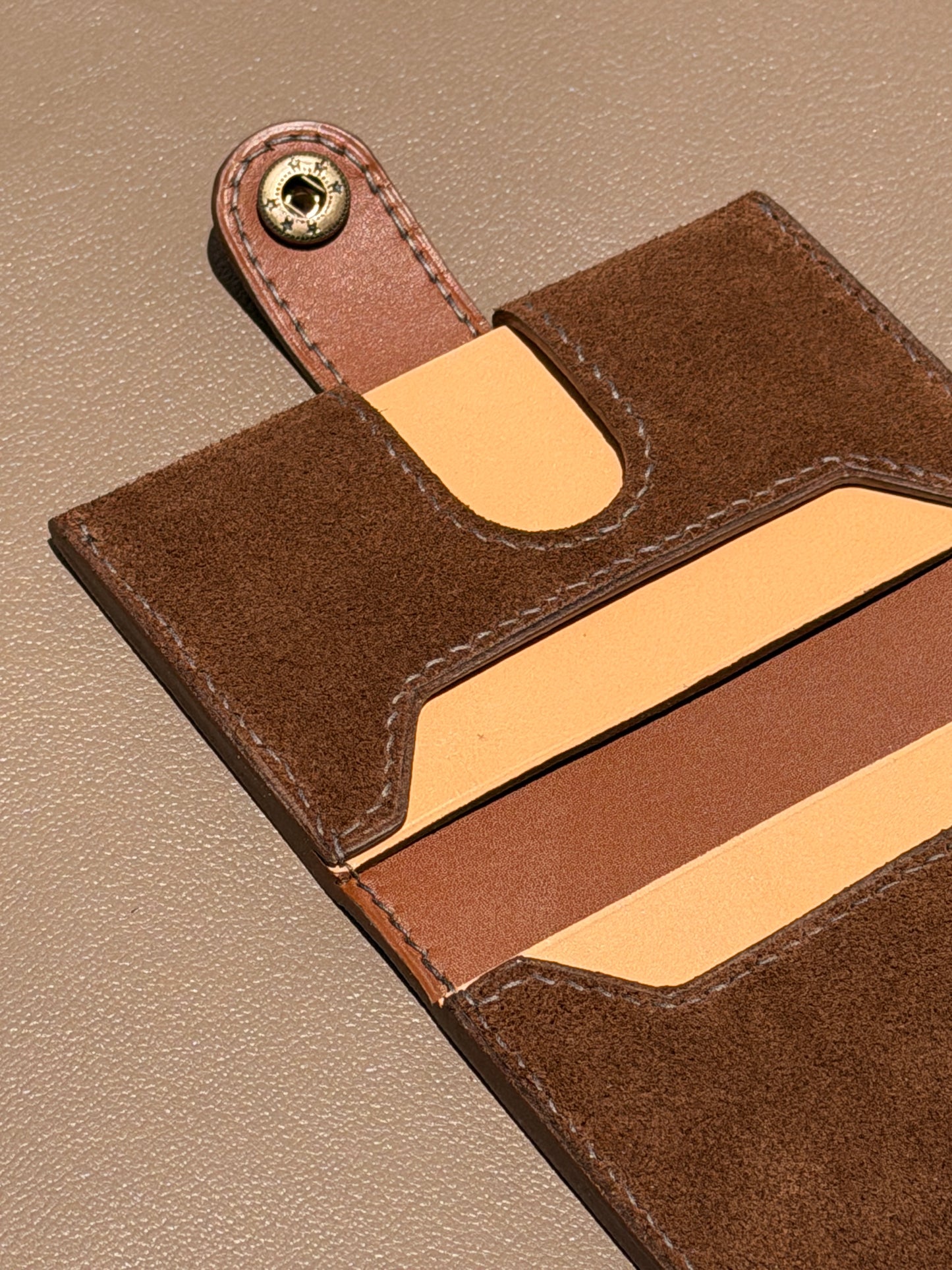 Bifold Cardholder Icare Suede Mocha