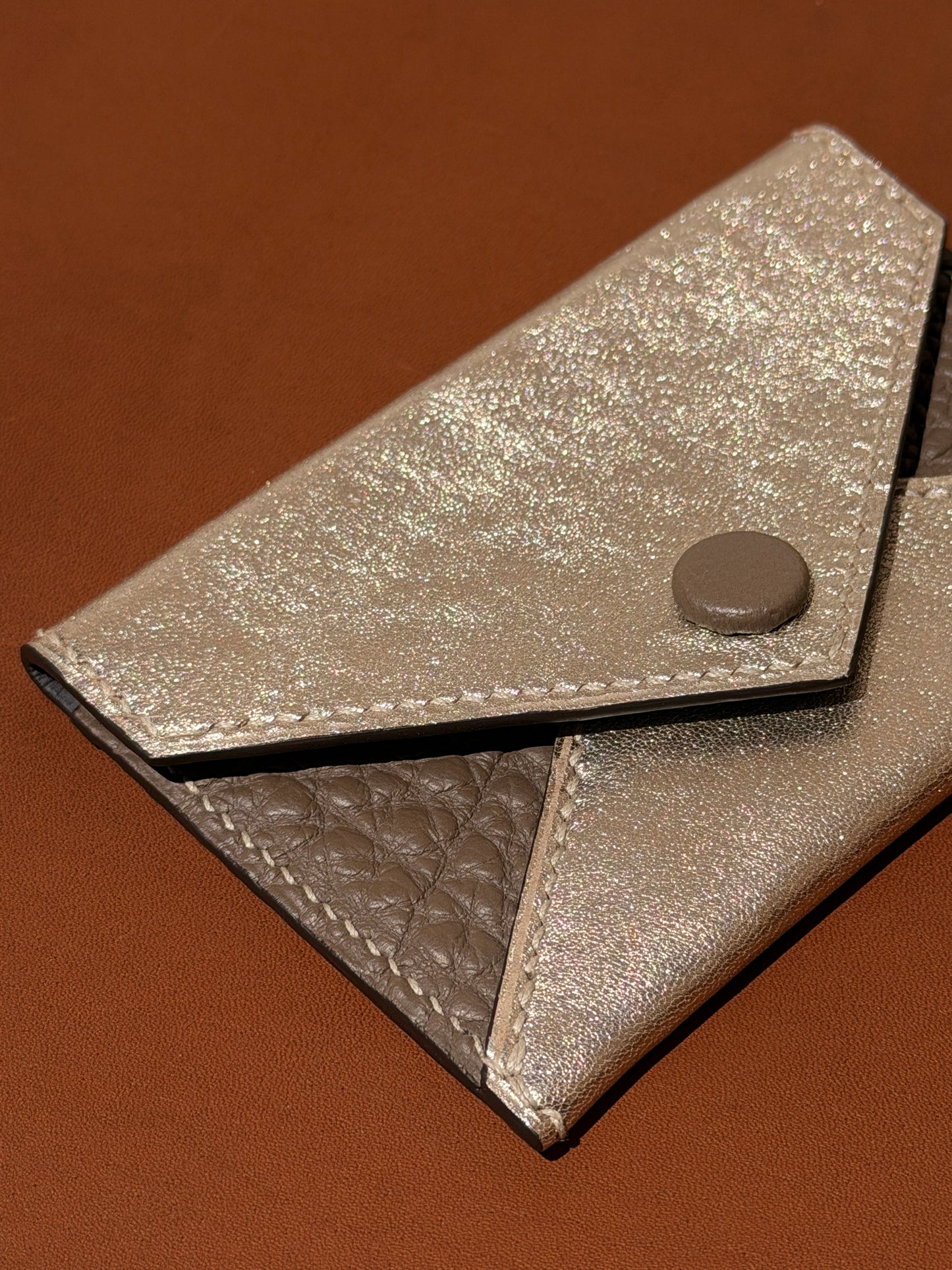 Enveloppe Cardholder Gold Lambskin & Taupe