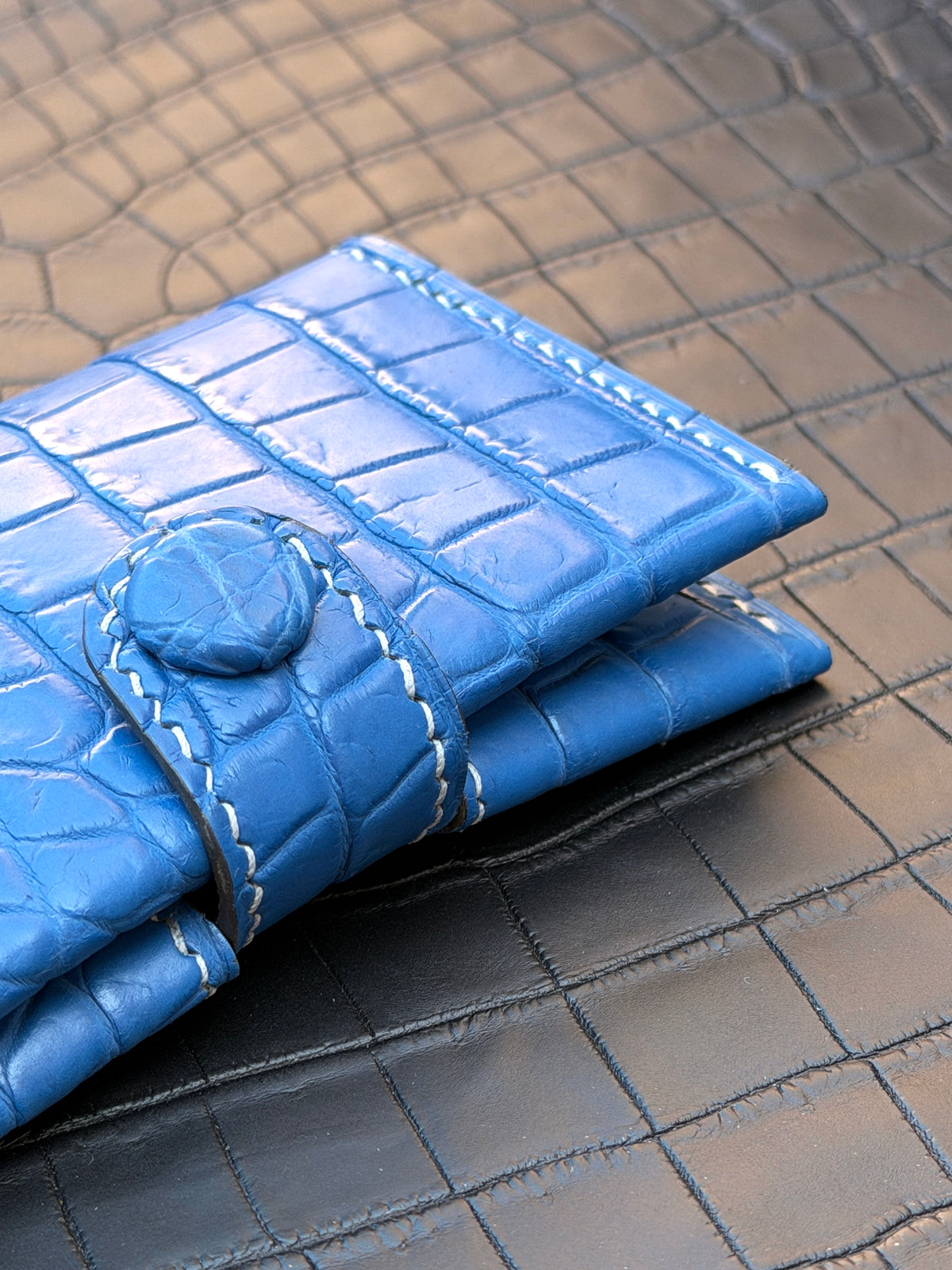 Bifold cardholder Bleu Roi Matte Crocodile