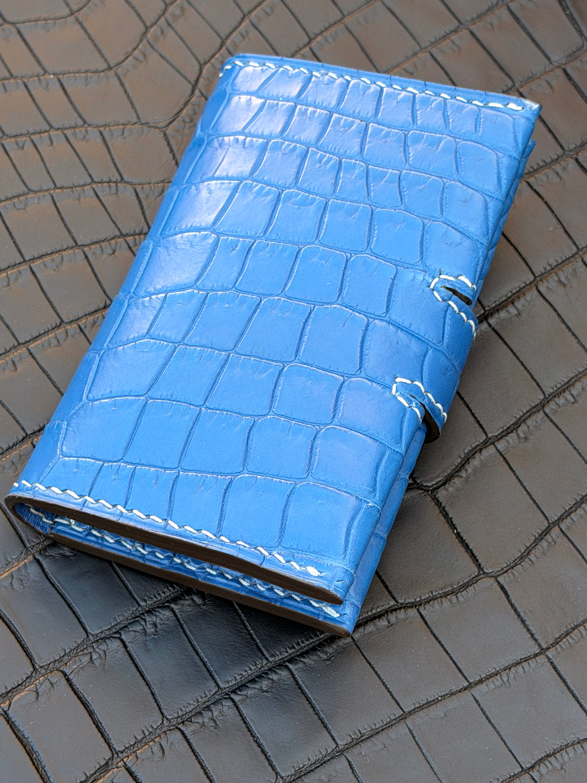 Bifold cardholder Bleu Roi Matte Crocodile