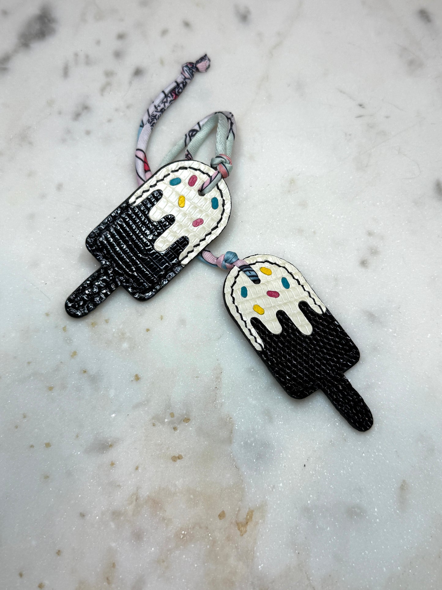 Popsicles lizard black and white