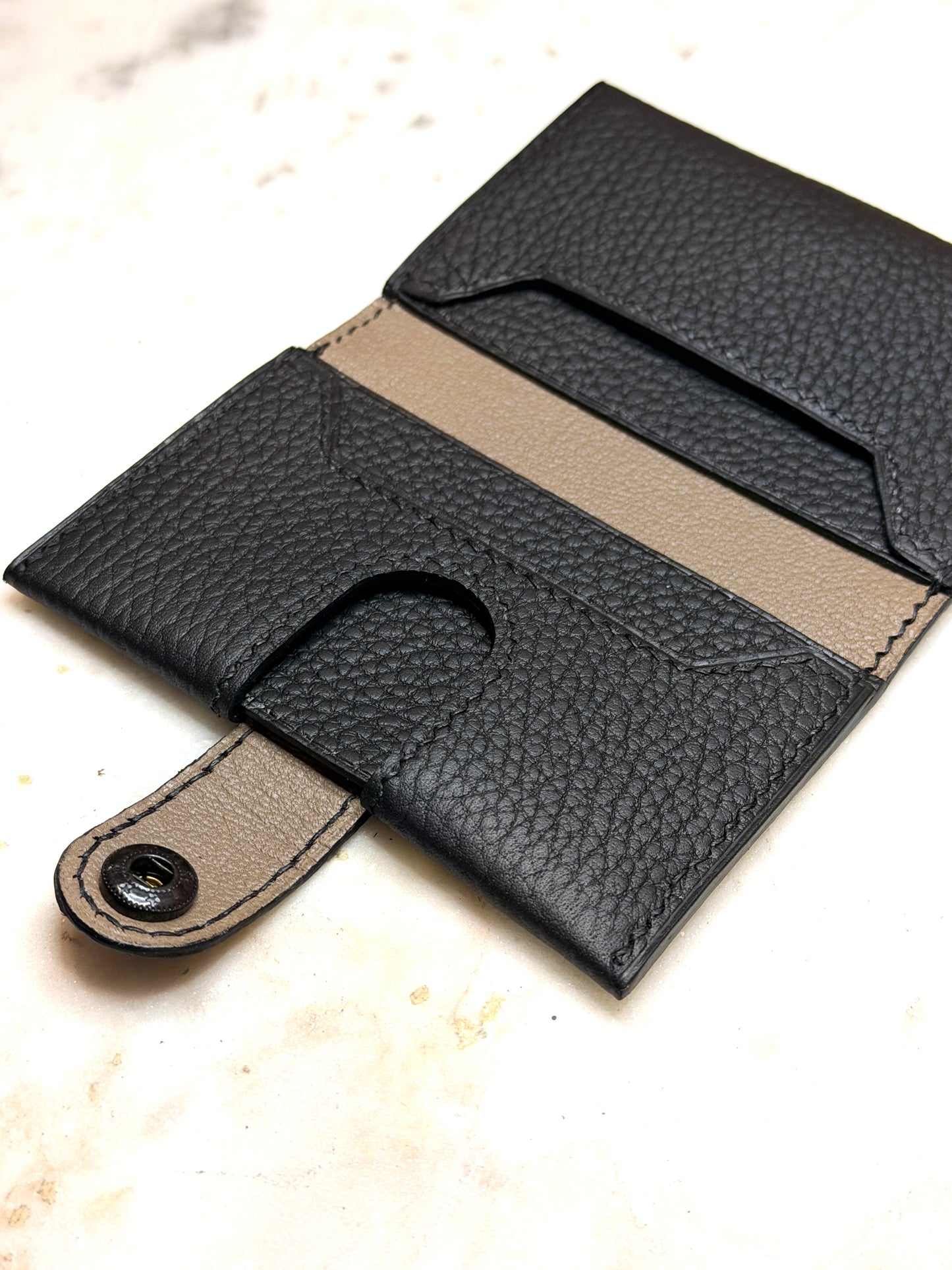 Bifold cardholder Icare Togo noir