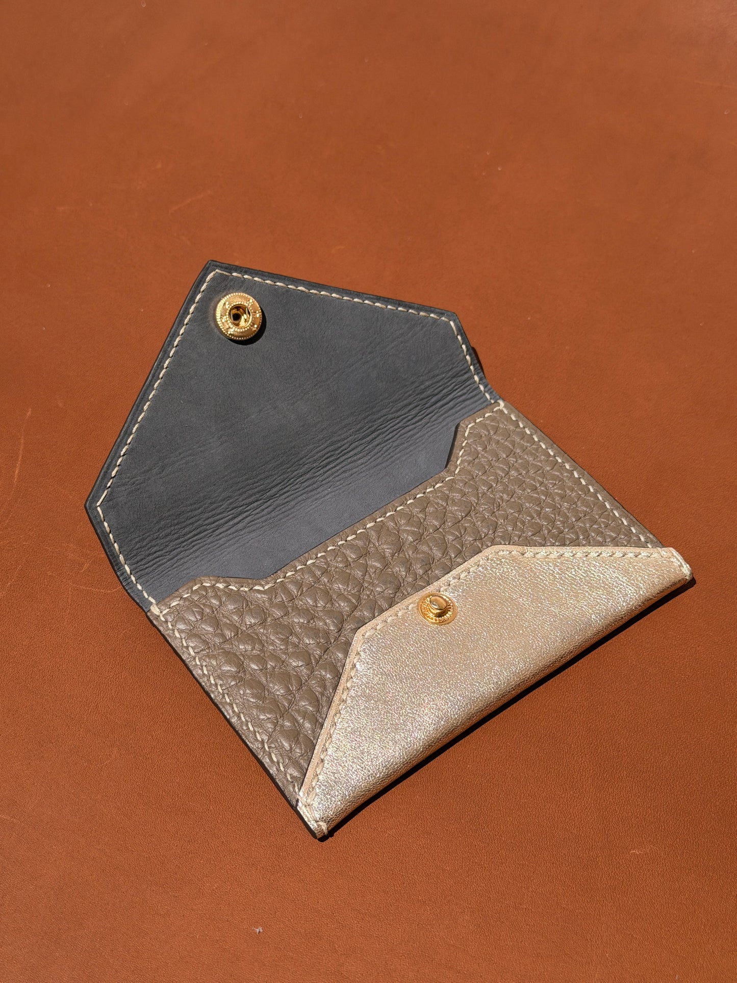 Enveloppe Cardholder Gold Lambskin & Taupe