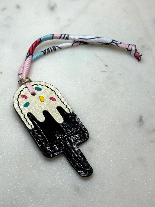 Popsicles shinny black crocodile and white lizard