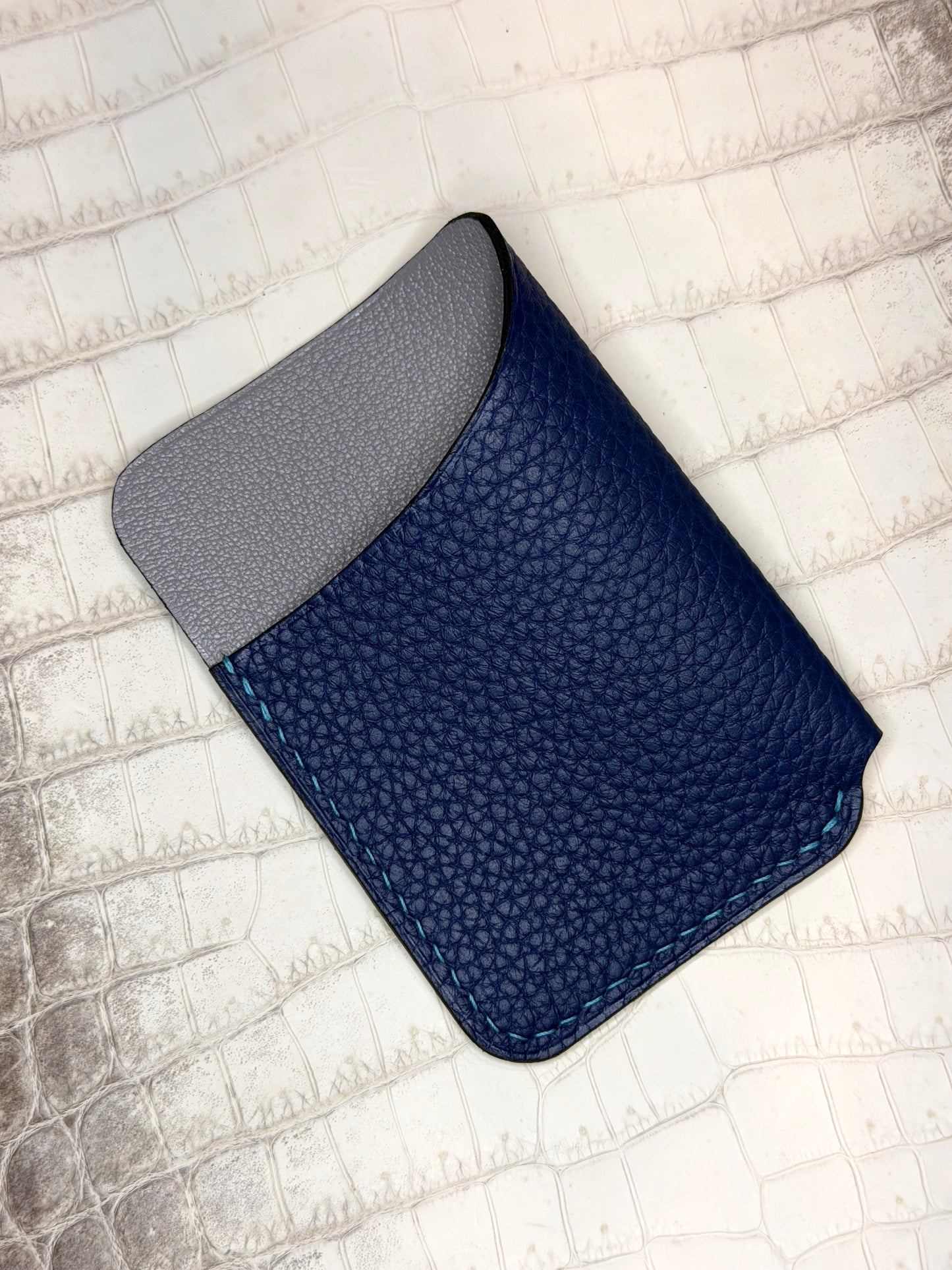 The Minimalist Bleu Nuit